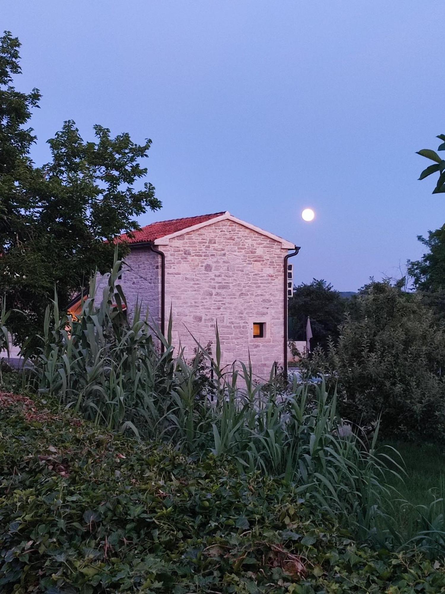 Lita Villa *